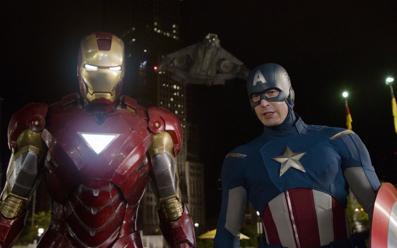 Robert Downey Jr. e Chris Evans em cena de Os Vingadores