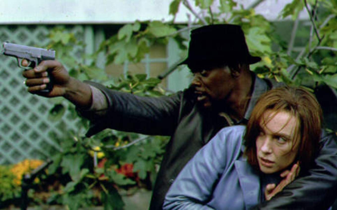 Samuel L. Jackson e Toni Collette em cena de Shaft