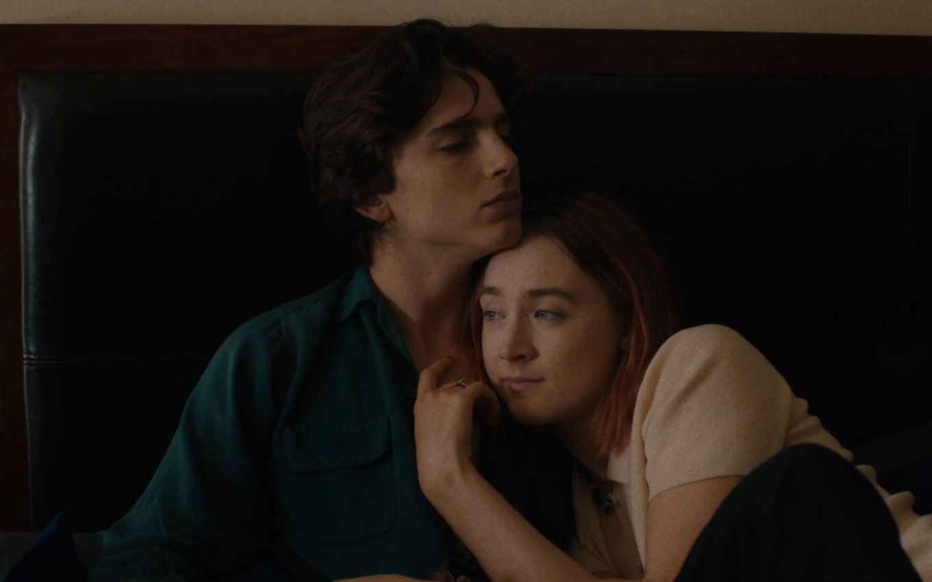 Timothée Chalamet e Saoirse Ronan em cena de Lady Bird