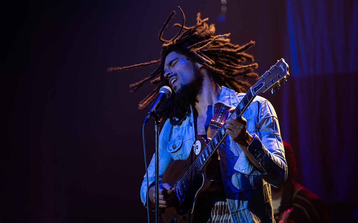 Kingsley Ben-Adir em cena de Bob Marley: One Love; uma das principais estreias de fevereiro