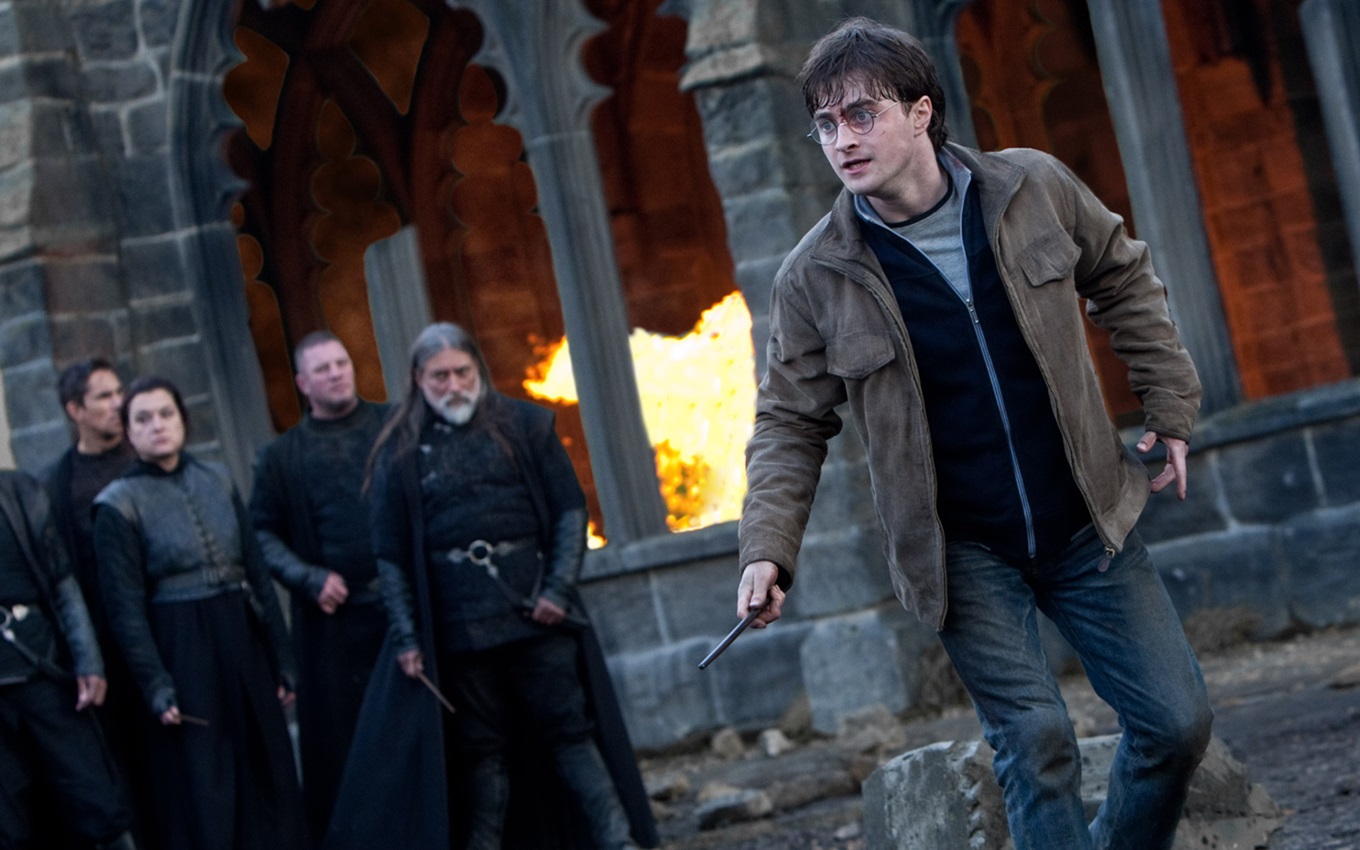 Daniel Radcliffe em cena de Harry Potter e as Relíquias da Morte: Parte 2, filme de maior bilheteria do seu ano