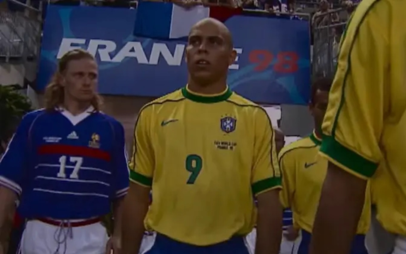 Ronaldo em cena de Brasil 2002: Bastidores do Penta; documentário sobre esporte da Netflix