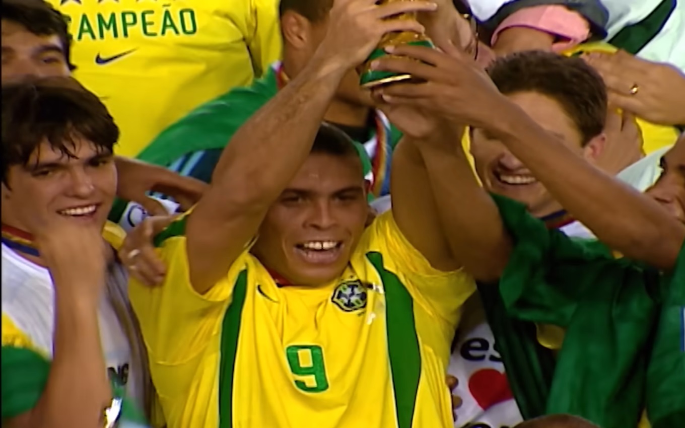 Ronaldo em cena de Brasil 2002: Bastidores do Penta; documentário sobre esporte da Netflix