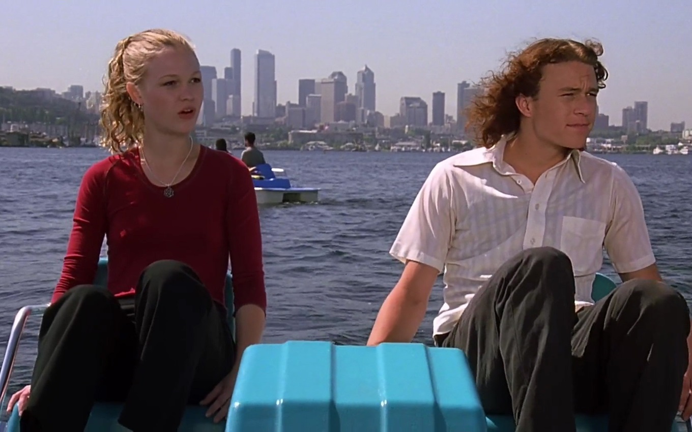 Julia Stiles e Heath Ledger em cena de 10 Coisas que eu Odeio em Você
