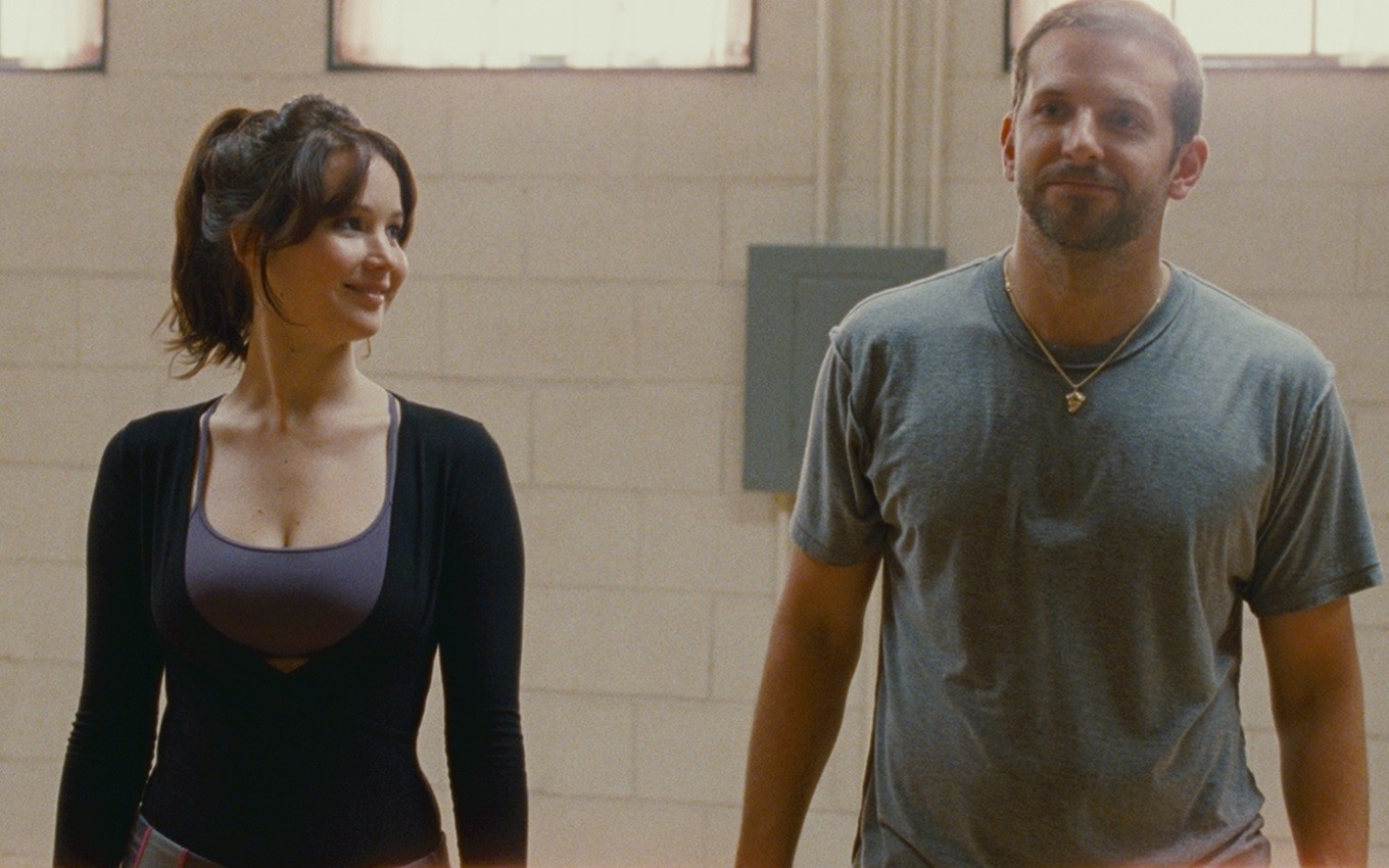 Jennifer Lawrence e Bradley Cooper em cena de O Lado Bom da Vida; filme tem outono como pano de fundo