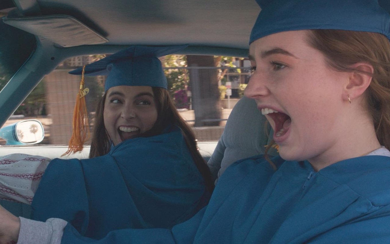 Beanie Feldstein e Kaitlyn Dever em cena de Fora de Série; um dos melhores filmes adolescentes