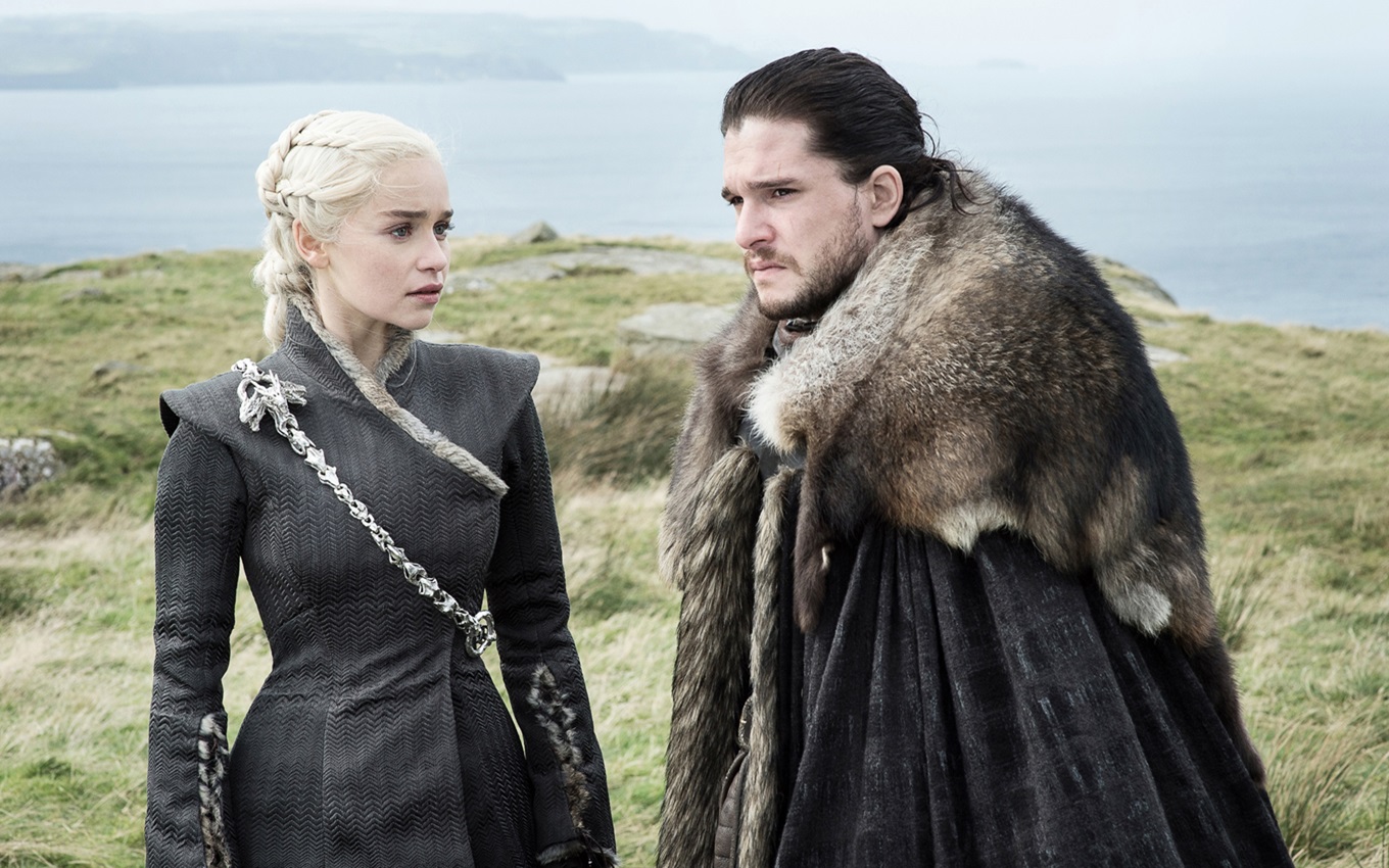 Emilia Clarke e Kit Harington em cena de Game of Thrones; uma das melhores séries com sexo da HBO