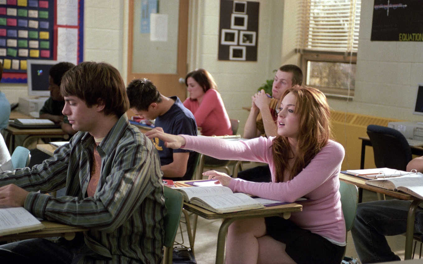 Jonathan Bennett e Lindsay Lohan em cena de Meninas Malvadas; um dos melhores filmes adolescentes