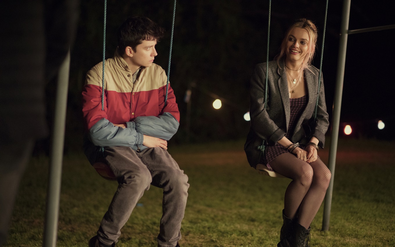 Asa Butterfield e Emma Mackey em cena de Sex Education; uma das melhores comédias da Netflix