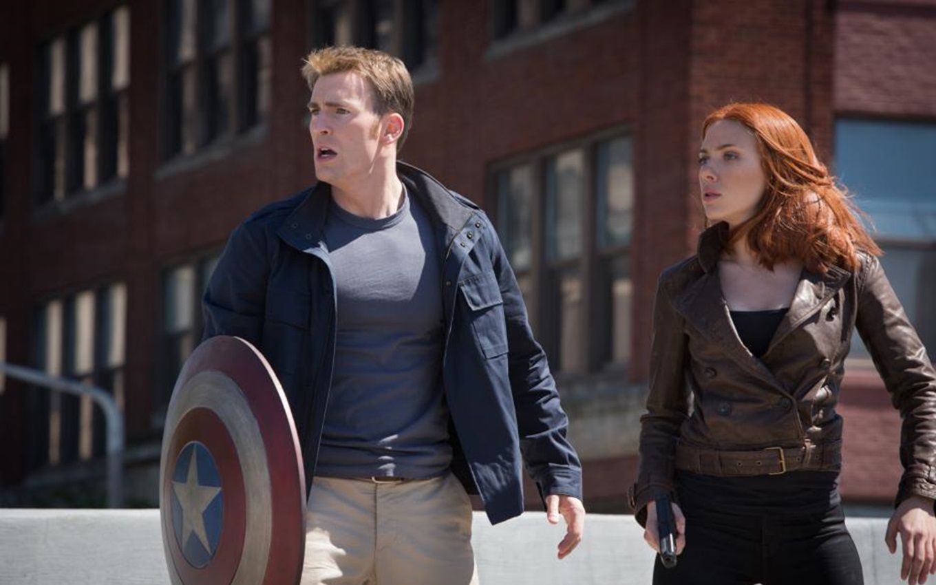 Chris Evans e Scarlett Johansson em cena de Capitão América: O Soldado Invernal