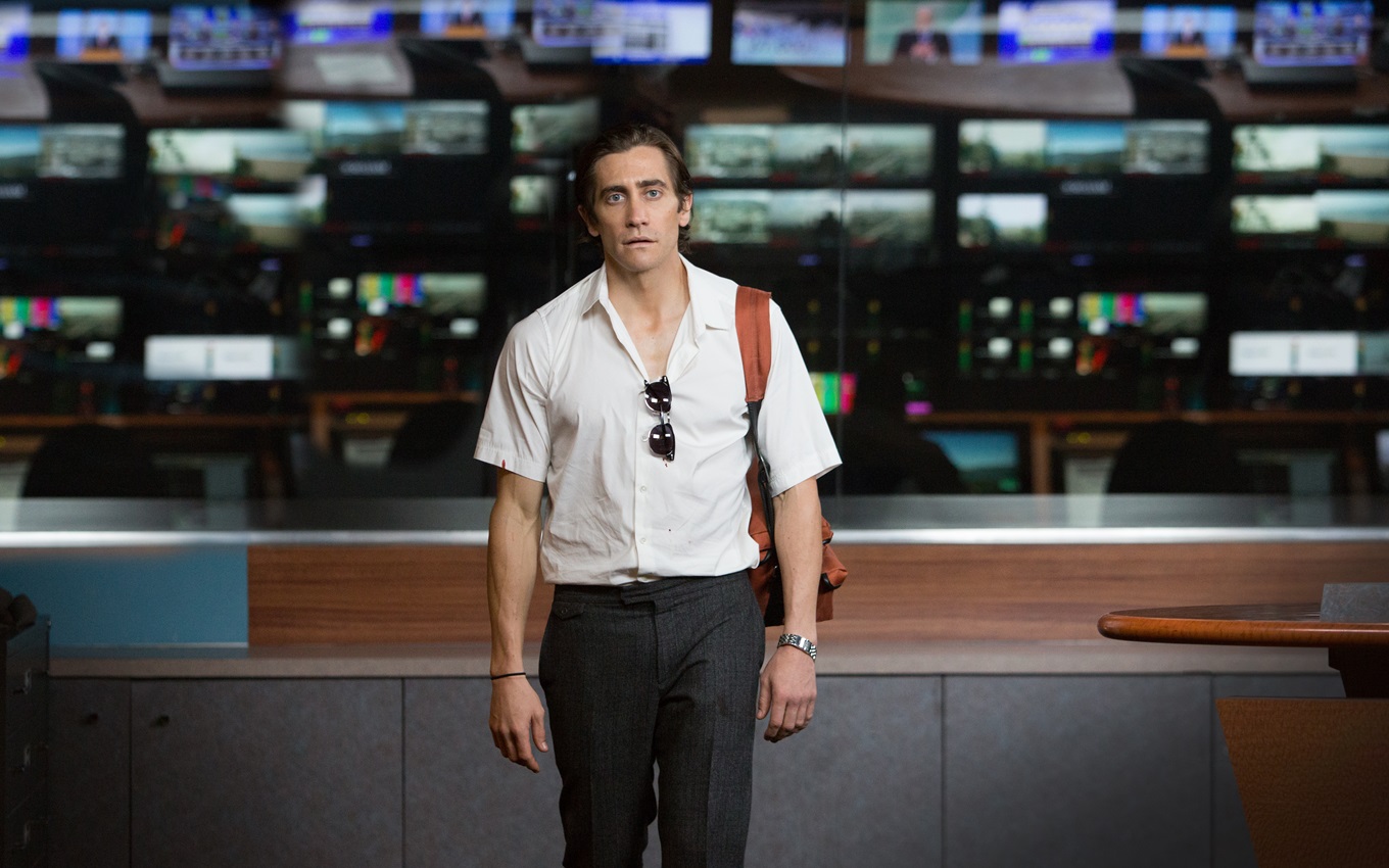 Jake Gyllenhaal em cena de O Abutre; filme perfeito para ser assistido no Dia do Jornalista