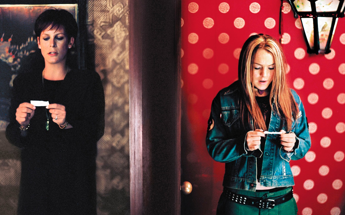 Jamie Lee Curtis e Lindsay Lohan em cena de Sexta-Feira Muito Louca; um dos melhores filmes adolescentes