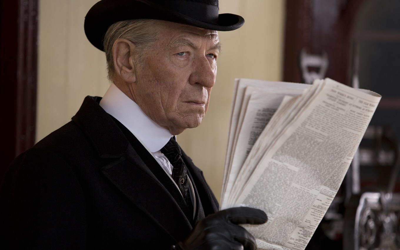 Ian McKellen em cena de Sir Sherlock Holmes