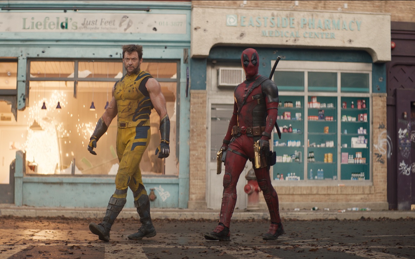 Hugh Jackman e Ryan Reynolds em cena de Deadpool & Wolverine