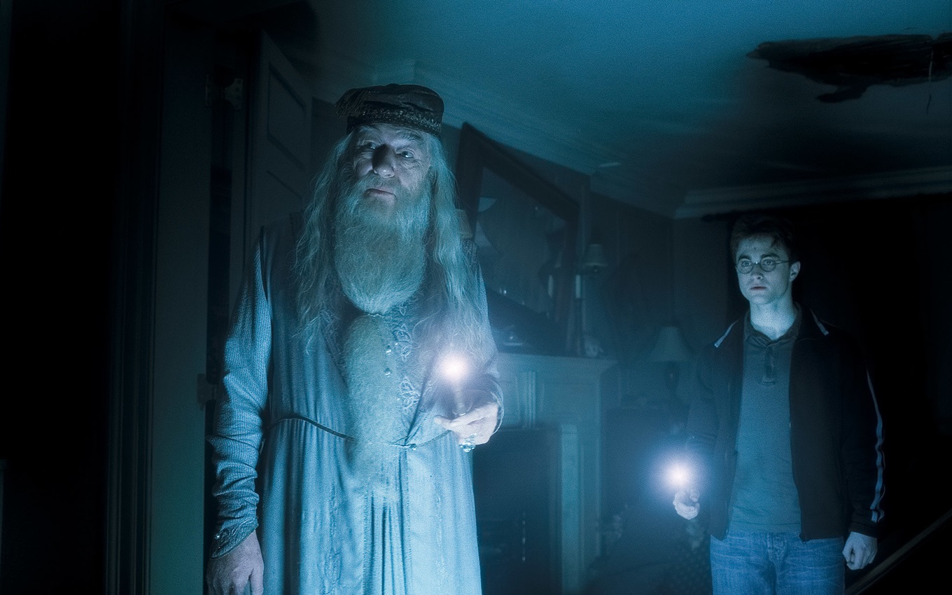 Michael Gambon e Daniel Radcliffe em cena de Harry Potter e o Enigma do Príncipe