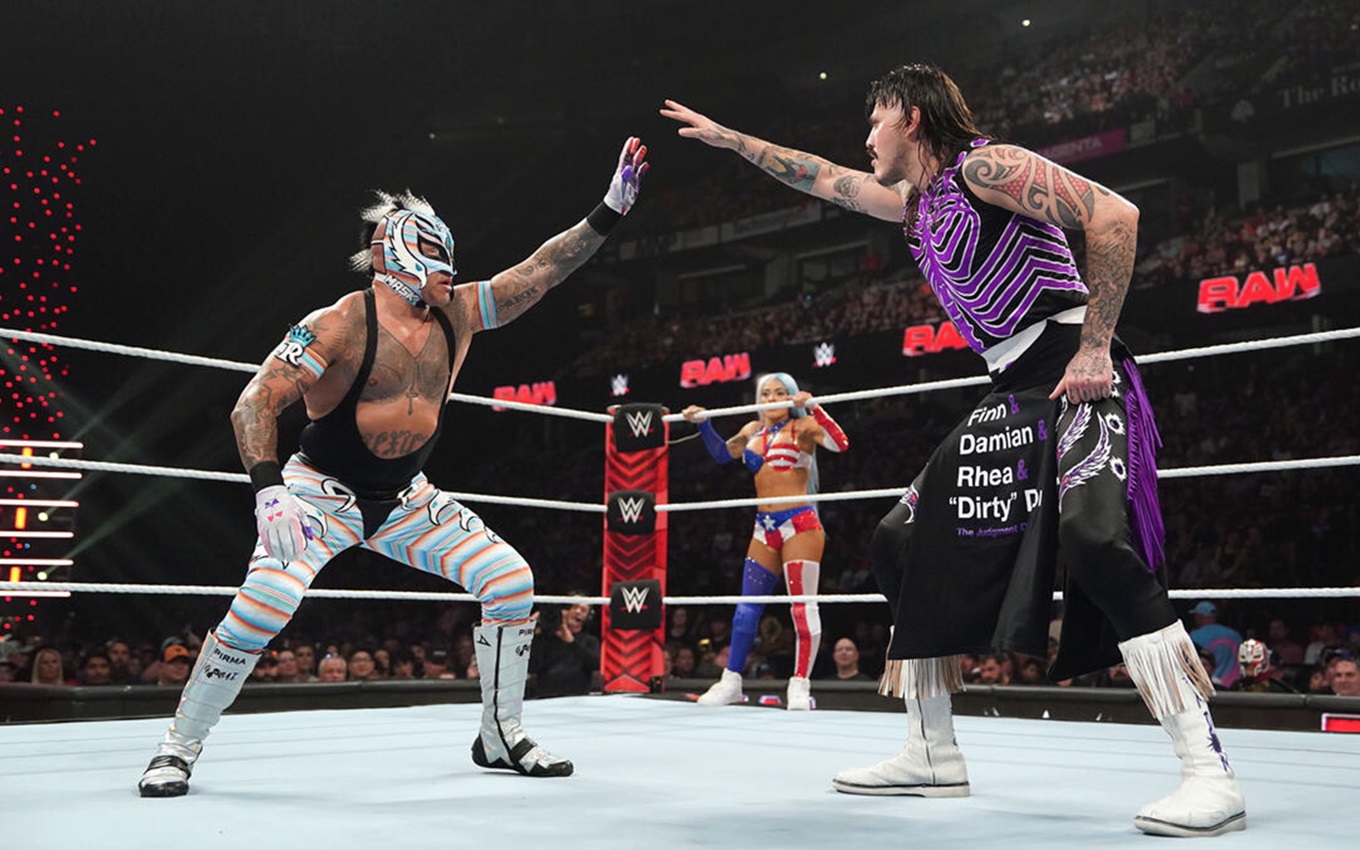 Rey Mysterio e Dominik Mysterio no Monday Night Raw, programa de luta livre da WWE