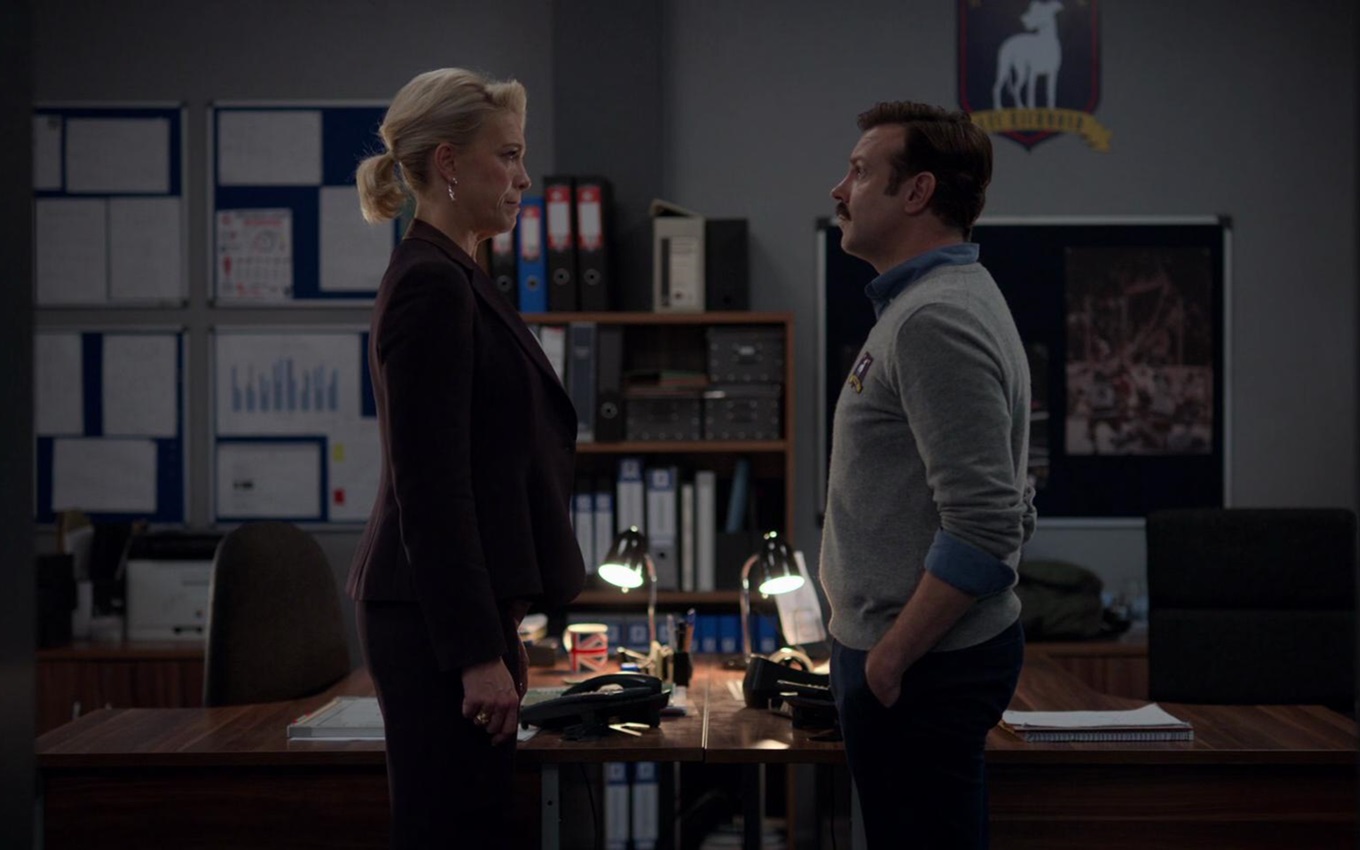 Hannah Waddingham e Jason Sudeikis em cena de Ted Lasso