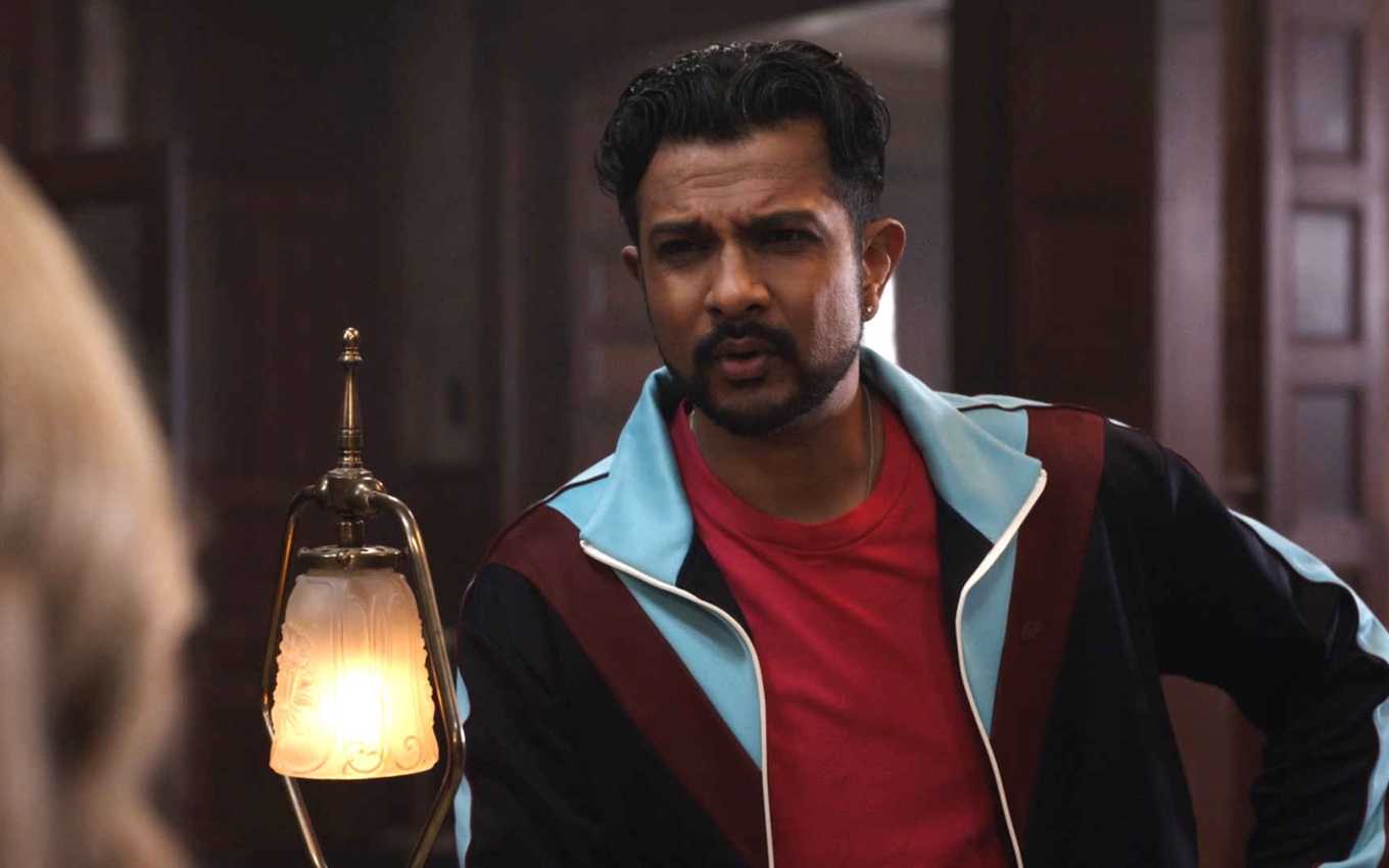 Utkarsh Ambudkar em cena de Ghosts