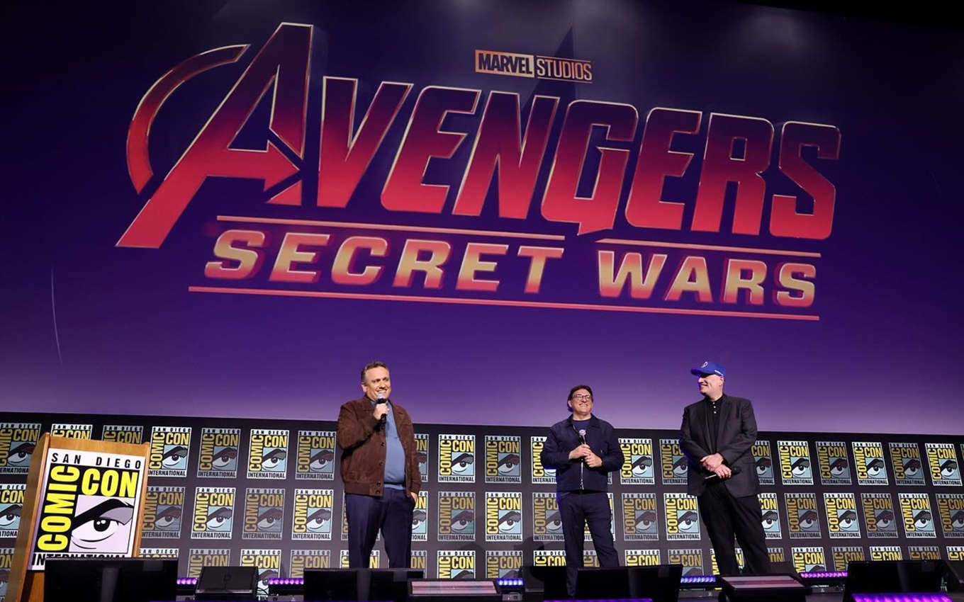 Os irmãos Russo e Kevin Feige no painel da Comic-Con; o trio tem grande responsabilidade no MCU