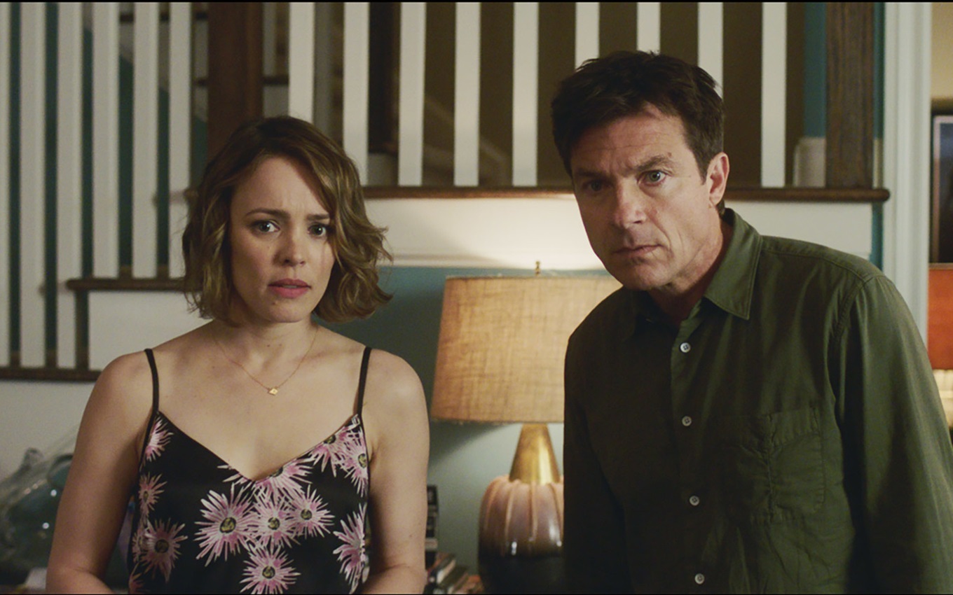 Rachel McAdams e Jason Bateman em cena de A Noite do Jogo, comédia disponível na Max