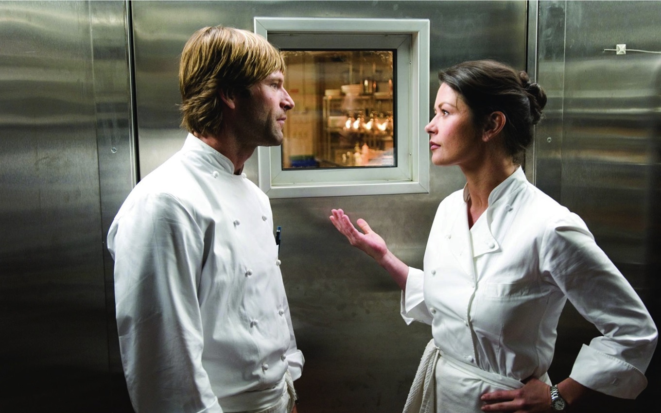 Aaron Eckhart e Catherine Zeta-Jones em cena de Sem Reservas