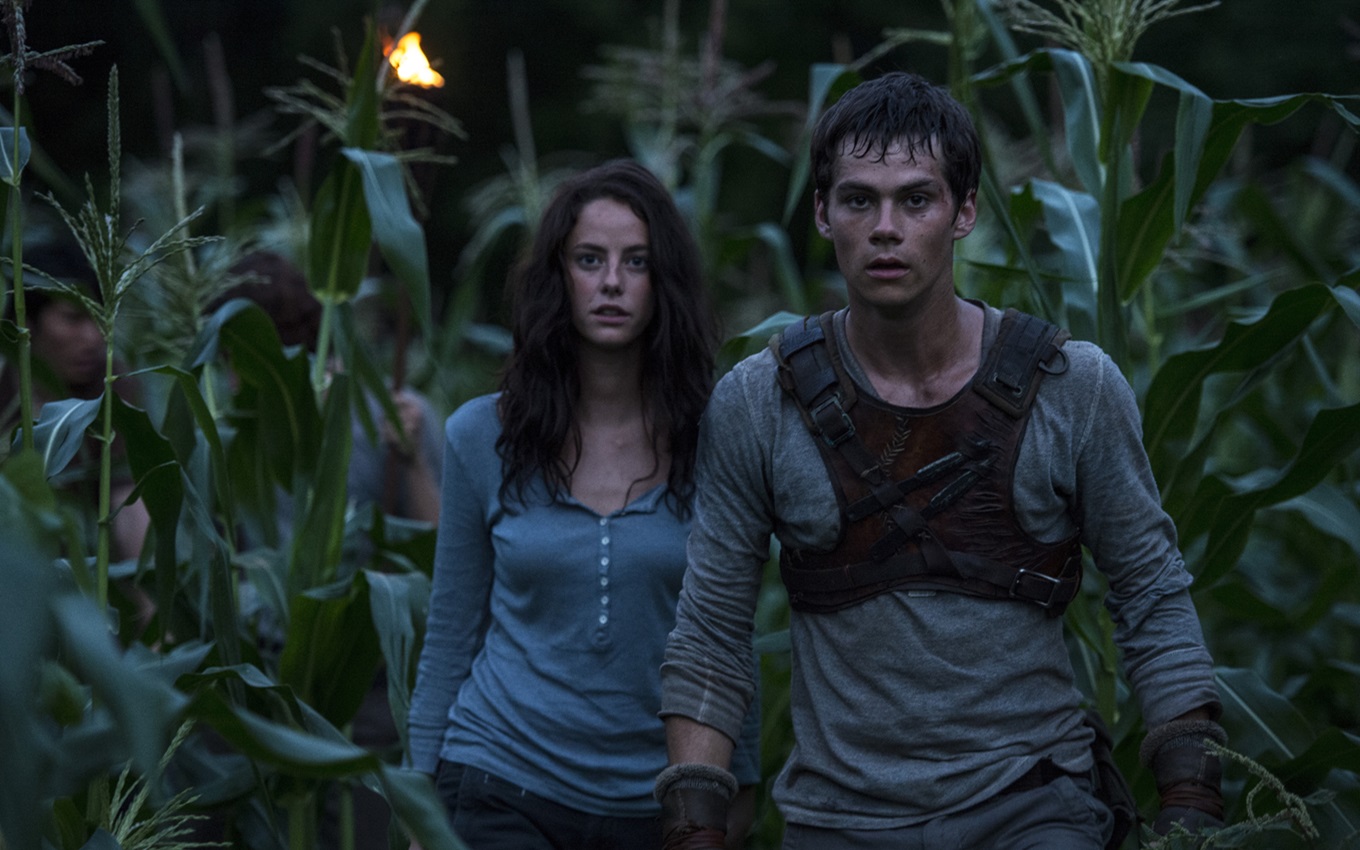 Kaya Scodelario e Dylan O'Brien em cena de Maze Runner: Correr ou Morrer