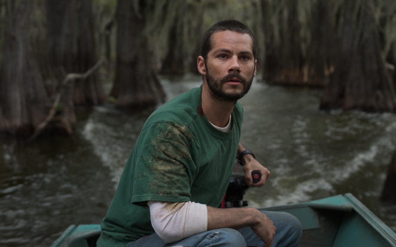 Dylan O'Brien em cena de Os Horrores do Caddo Lake