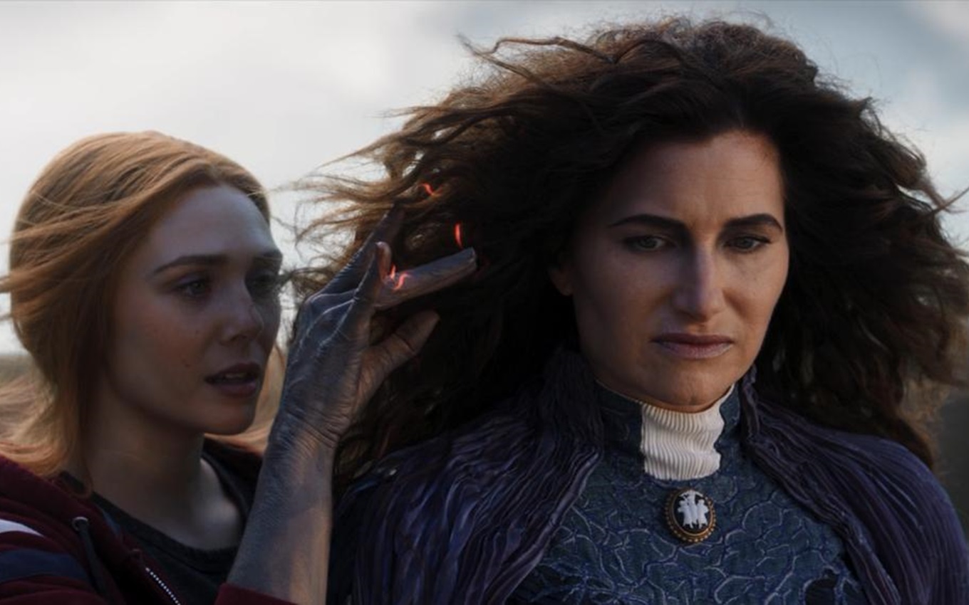 Elizabeth Olsen e Kathryn Hahn em cena de WandaVision; as personagens merecem reconhecimento na lista de maiores vilões da Marvel