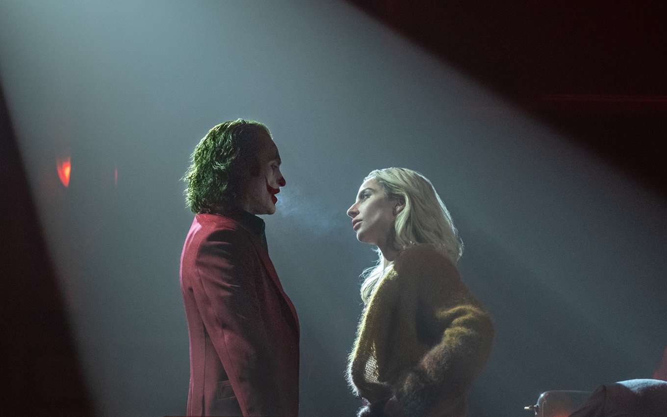 Joaquin Phoenix e Lady Gaga em cena de Coringa: Delírio a Dois, filme é um dos principais lançamentos de outubro