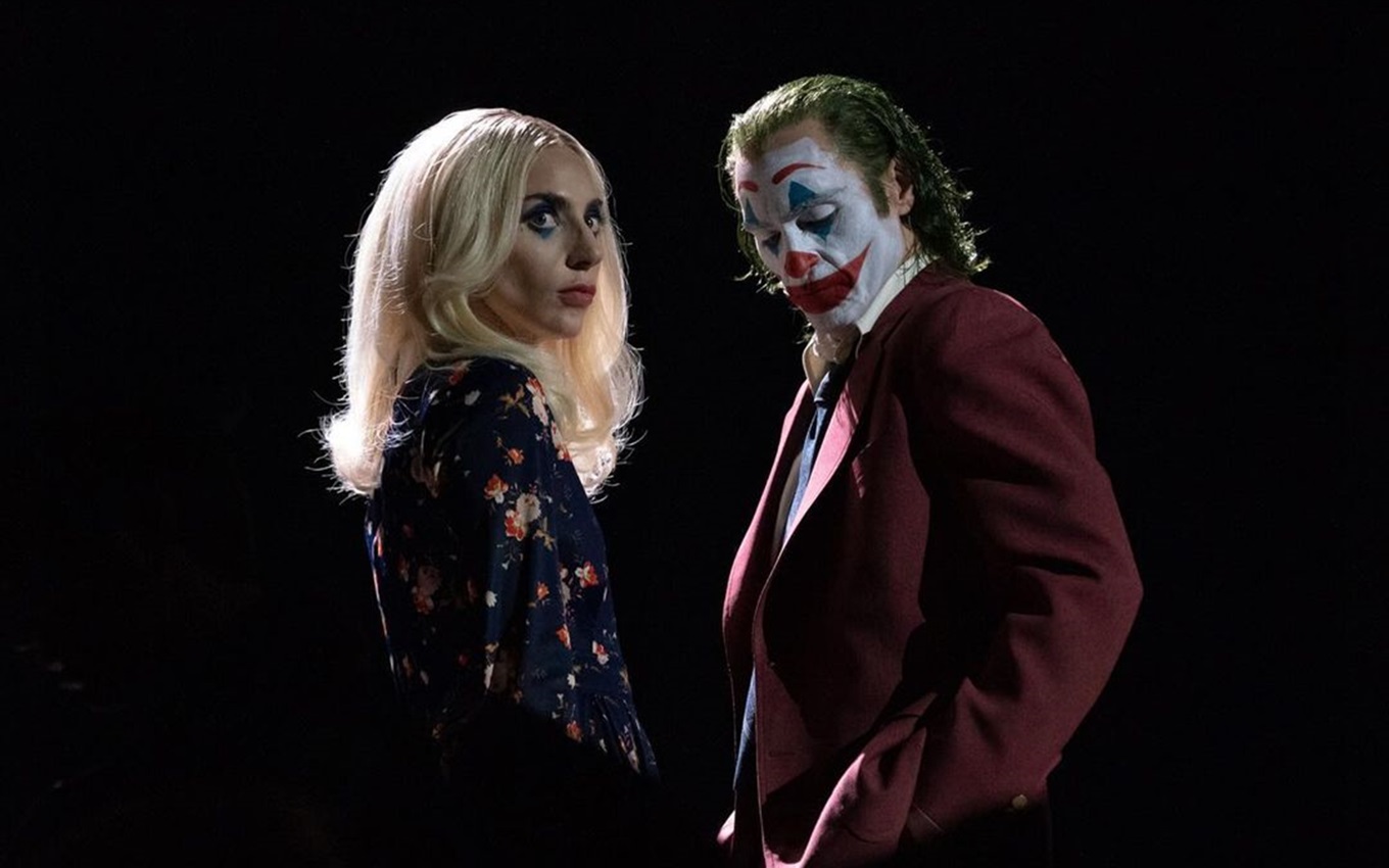 Lady Gaga e Joaquin Phoenix em cena de Coringa: Delírio a Dois, novo filme sobre os vilões da DC