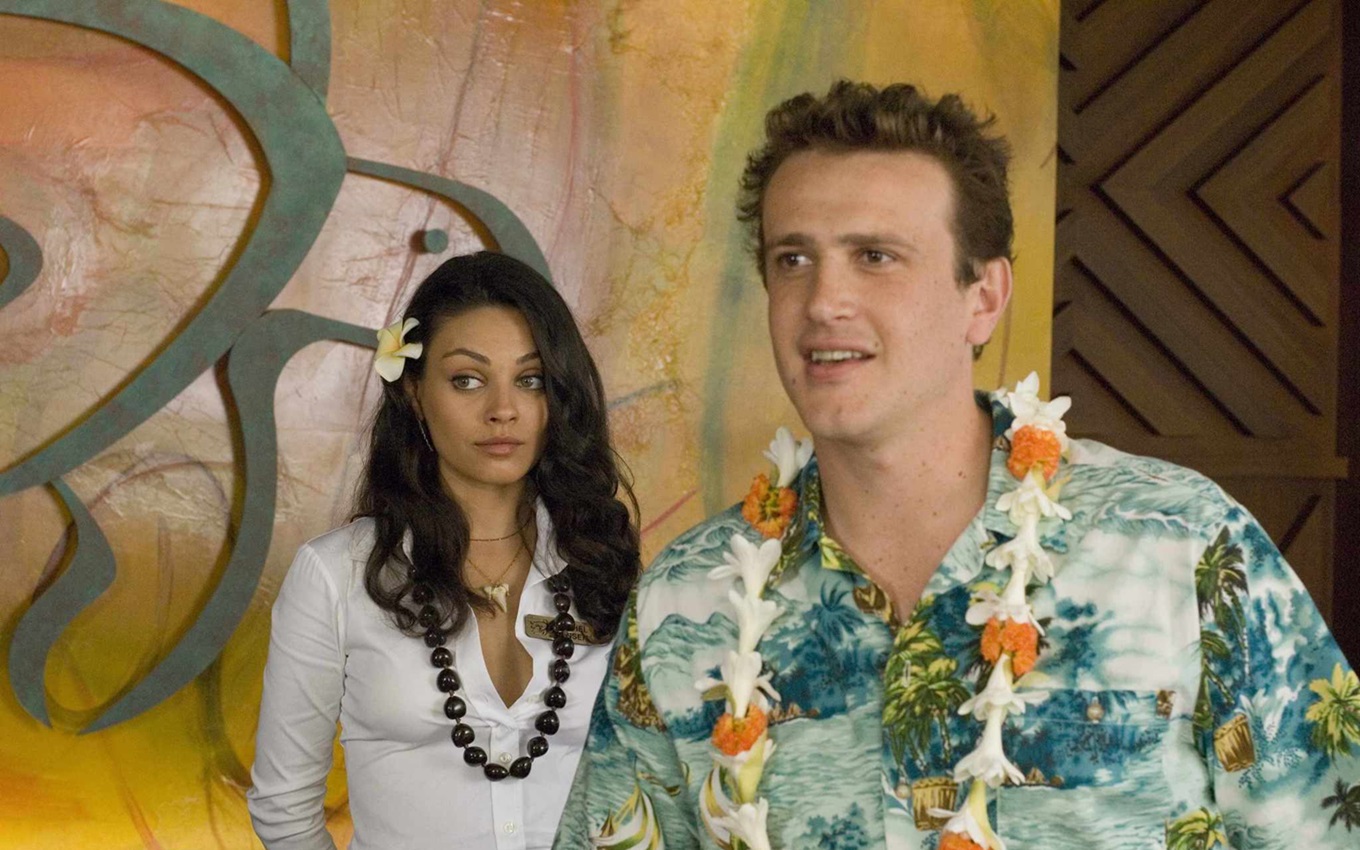 Mila Kunis e Jason Segel em cena de Ressaca de Amor; filme é perfeito para o Dia Mundial do Turismo