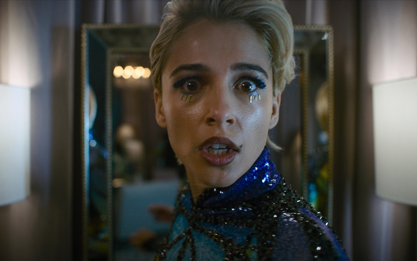 Naomi Scott em cena de Sorria 2, filme é um dos principais lançamentos de outubro