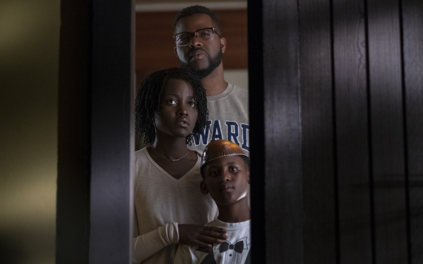 Lupita Nyong'o, Winston Duke e Evan Alex em cena de Nós