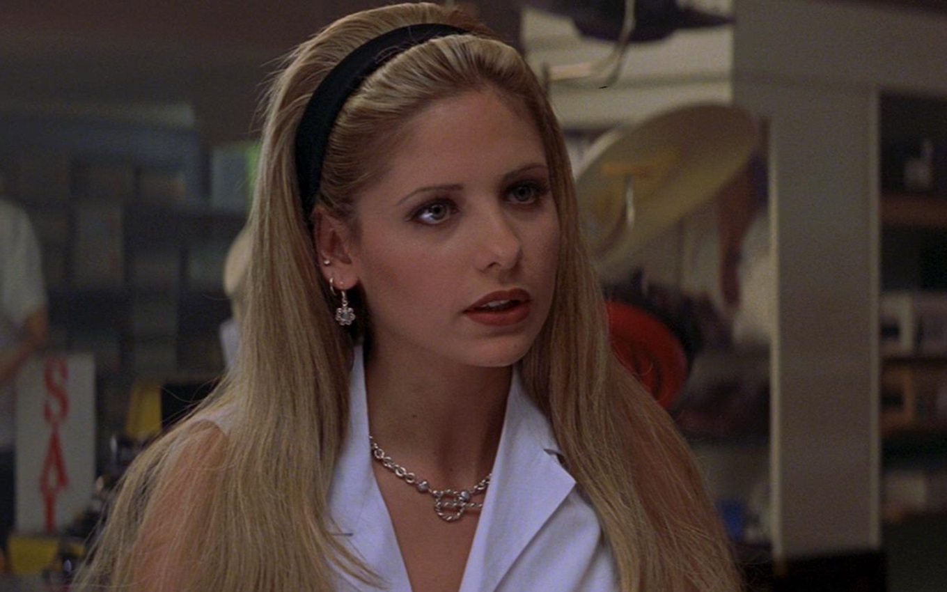 Sarah Michelle Gellar em cena de Eu Sei o que Vocês Fizeram no Verão Passado