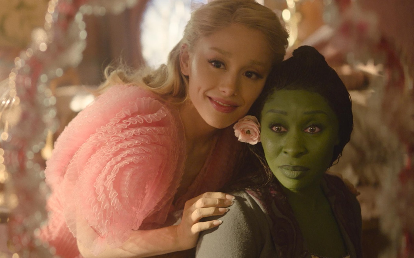 Ariana Grande e Cynthia Erivo em cena de Wicked, nova estreia em novembro no cinema