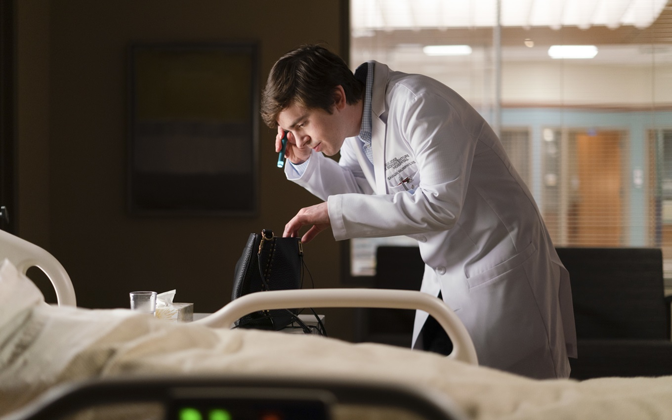 Freddie Highmore em cena de Good Doctor, série sobre médico