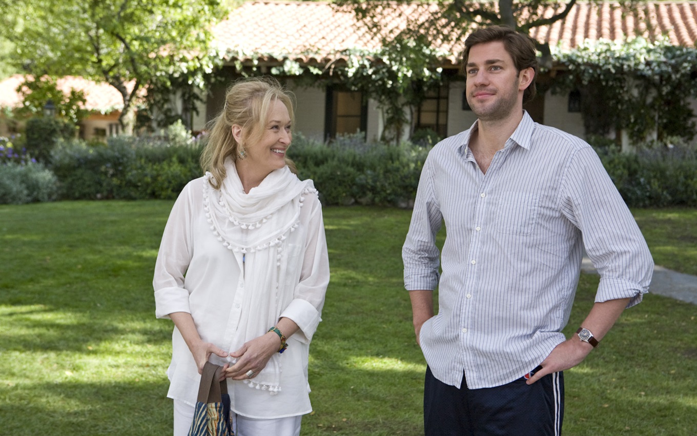 Meryl Streep e John Krasinski em cena de Simplesmente Complicado