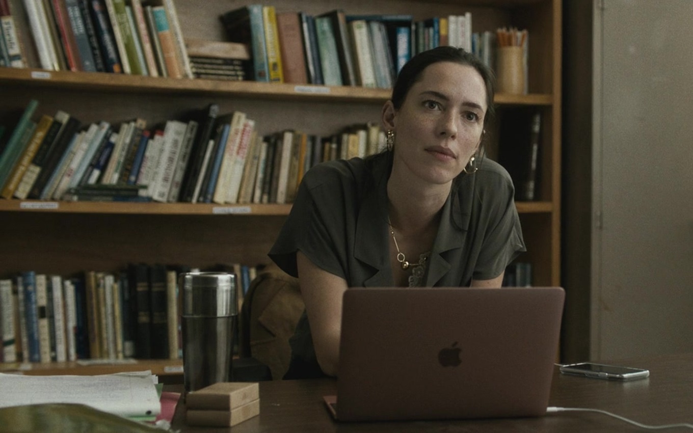 Rebecca Hall em cena de A Casa Sombria, um dos filmes bizarros de terror no streaming