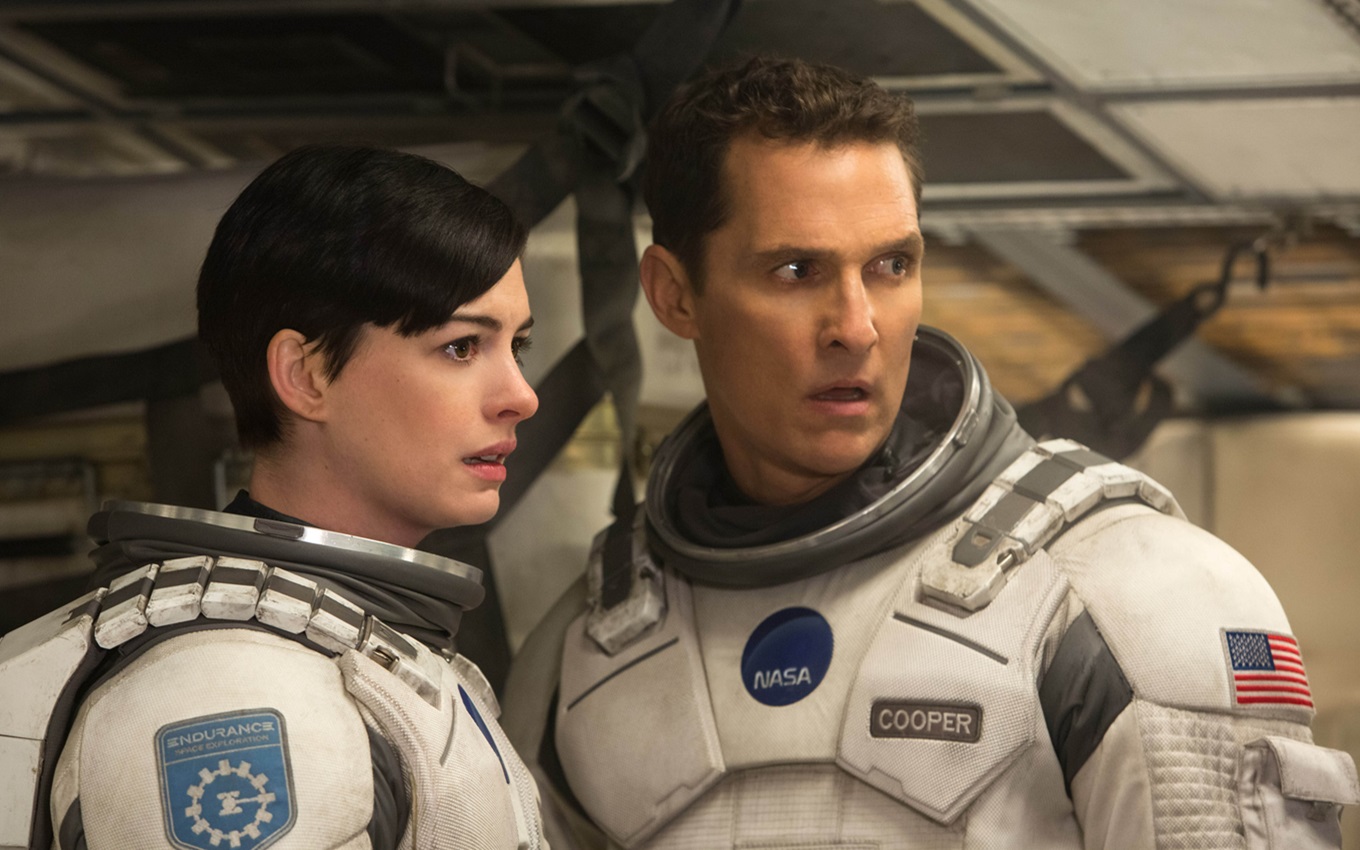 Anne Hathaway e Matthew McConaughey em cena de Interestelar, filme de Christopher Nolan