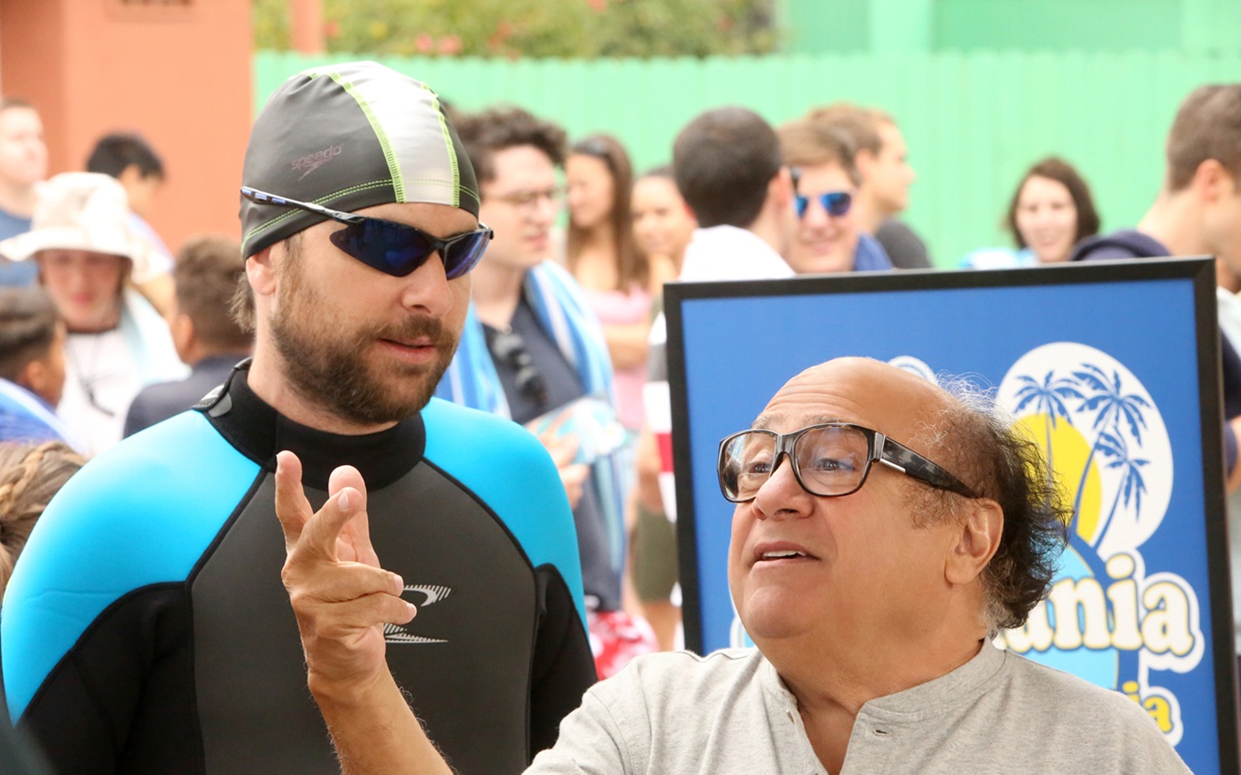 Charlie Day e Danny DeVito em cena de It’s Always Sunny in Philadelphia