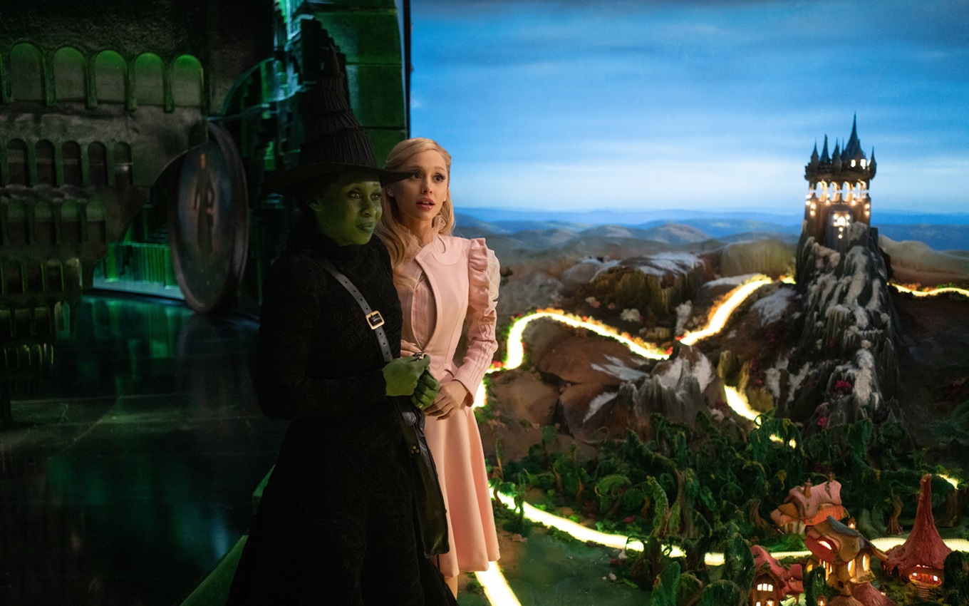 Cynthia Erivo e Ariana Grande em cena de Wicked, um dos melhores filmes de 2024