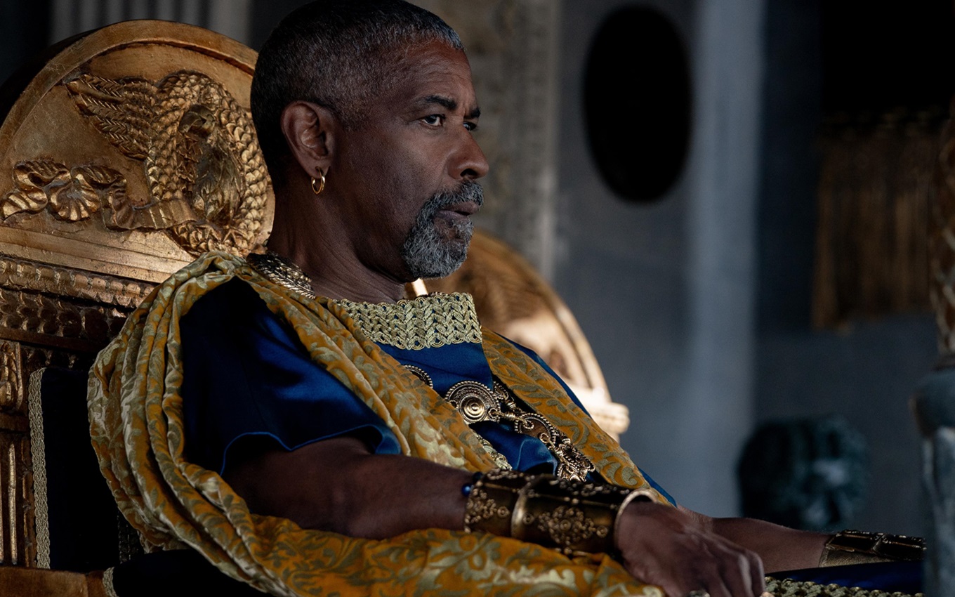 Denzel Washington em cena de Gladiador 2