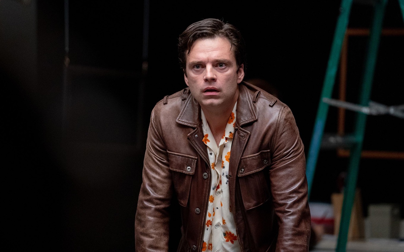 Sebastian Stan em cena de Um Homem Diferente