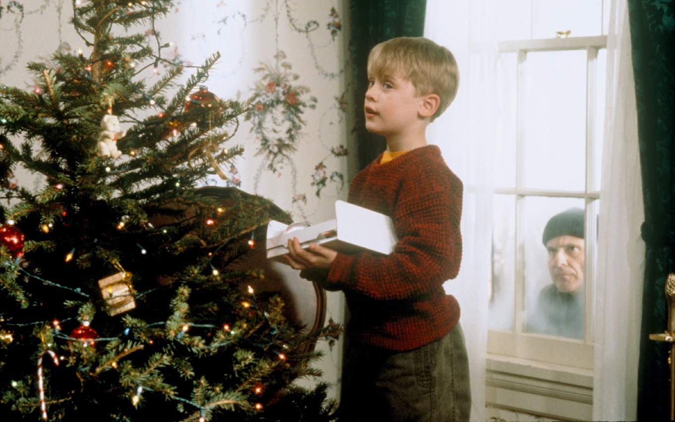 Macaulay Culkin e Joe Pesci em cena de Esqueceram de Mim, um clássico do Natal