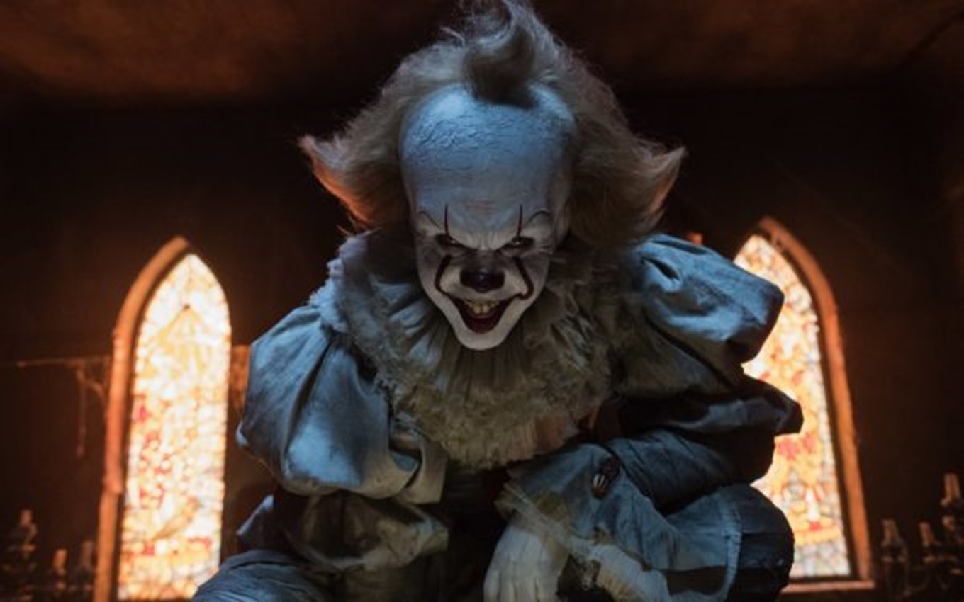 Bill Skarsgård em cena de It - A Coisa, filme sobre palhaço