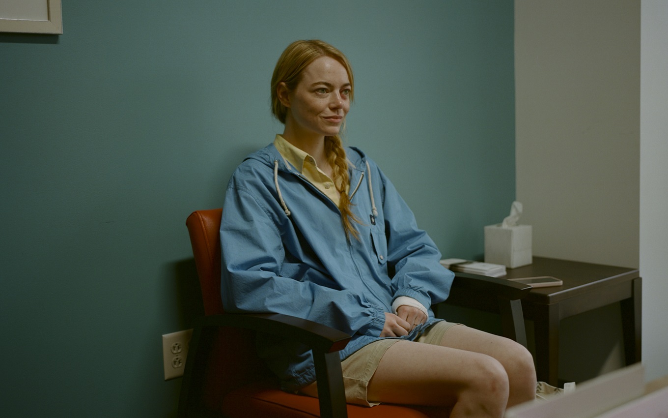 Emma Stone em cena de Tipos de Gentileza, um dos filmes mais decepcionantes de 2024