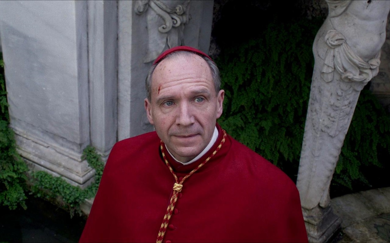 Ralph Fiennes em cena de Conclave; ele é um dos melhores atores de 2024