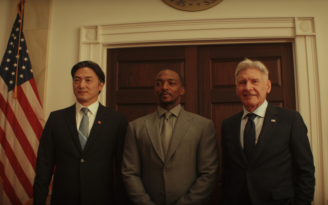 Takehiro Hira, Anthony Mackie e Harrison Ford em cena de Capitão América 4, um dos lançamentos da Marvel em 2025