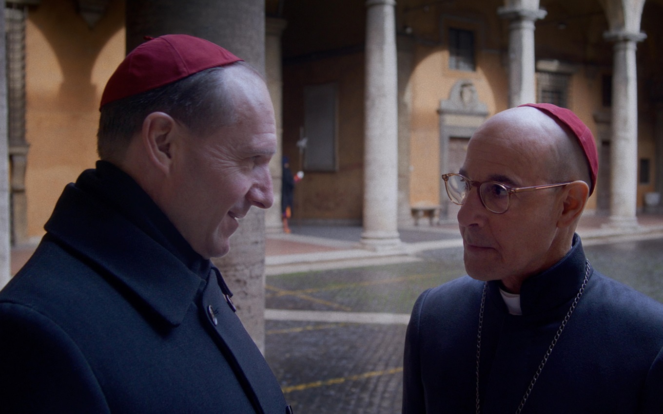 Ralph Fiennes e Stanley Tucci em cena de Conclave