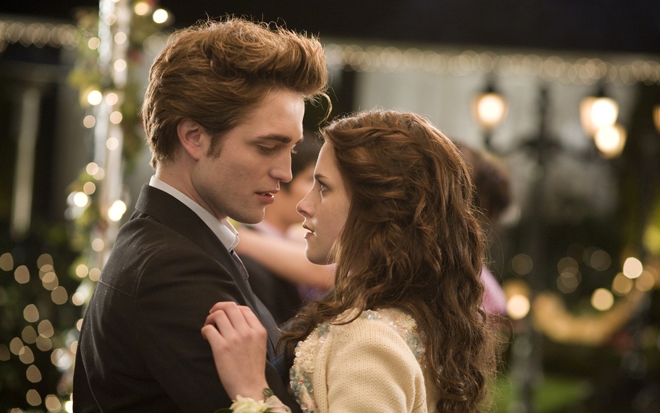 Robert Pattinson e Kristen Stewart em cena de Crepúsculo, filme vai sair da Netflix